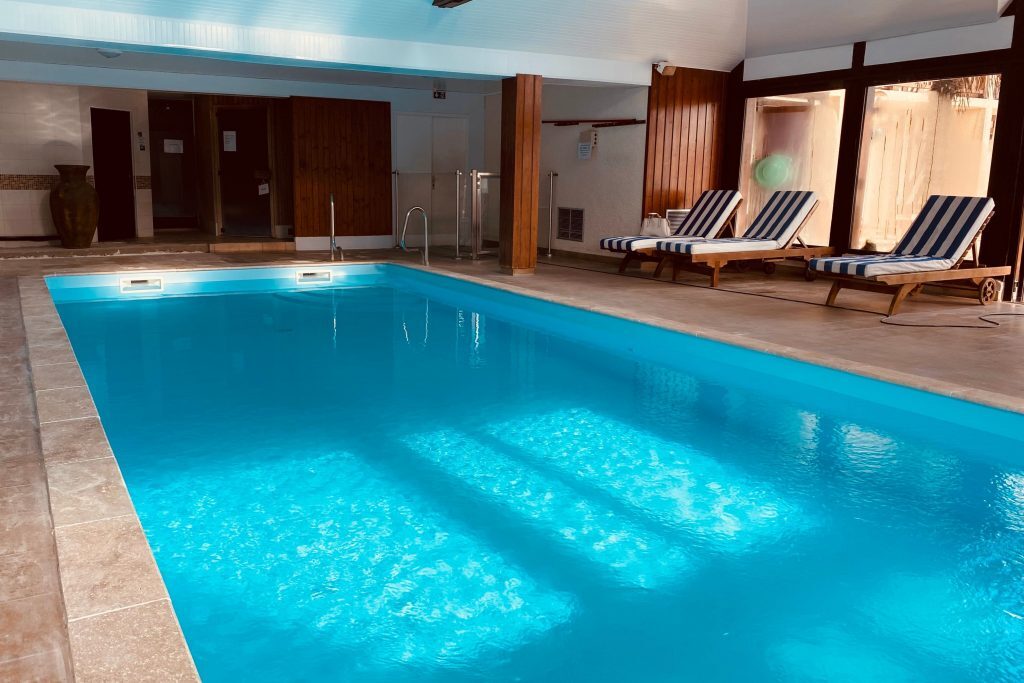 Piscine intérieure chauffée à 29°C de l'hôtel le clos st gatien hotel spa en Normandie