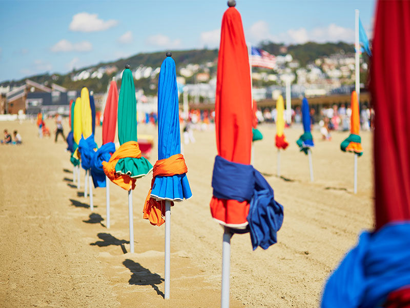 Vue sur la plage de Deauville avec les parasols