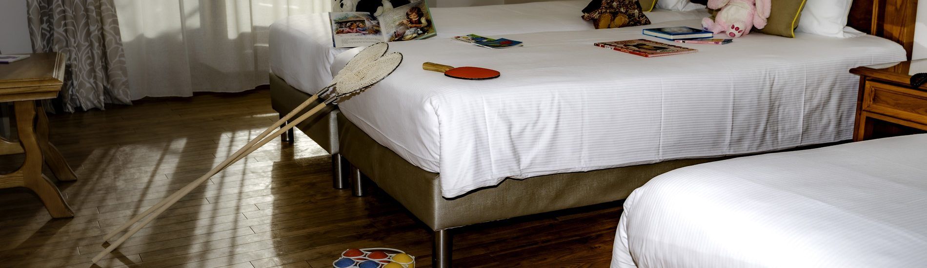 Chambre de l'hôtel avec épuisette sur le lit