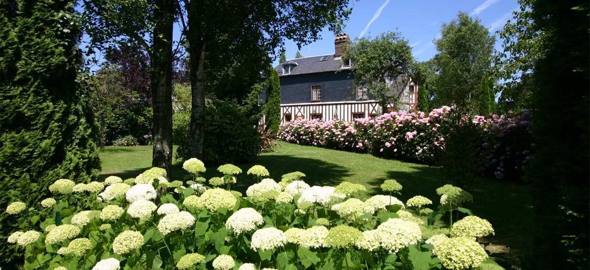 Jardin fleuris de l'hôtel Clos Staint Gatien