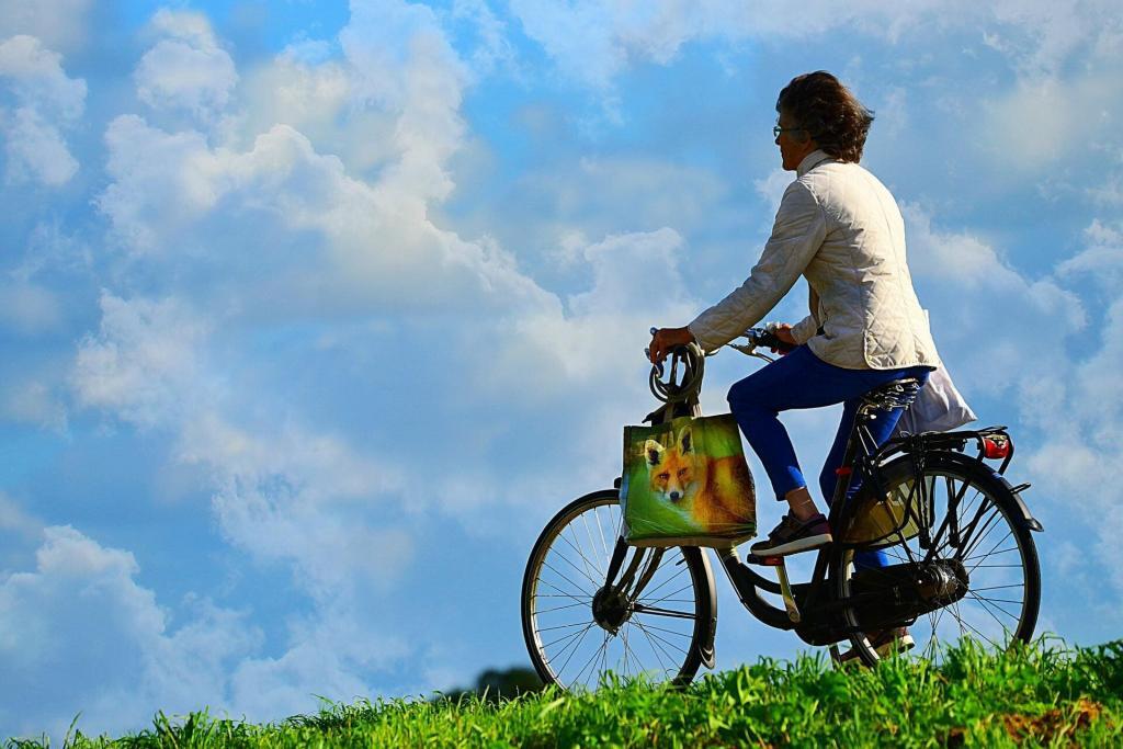 Femme sur un vélo se baladant dans la campagne