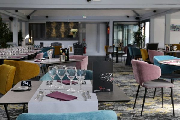 salle de restaurant de notre hôtel-spa à 10 min de Deauville et près de Honfleur pour votre sortie au restaurant ou votre week-end en amoureux en Normandie